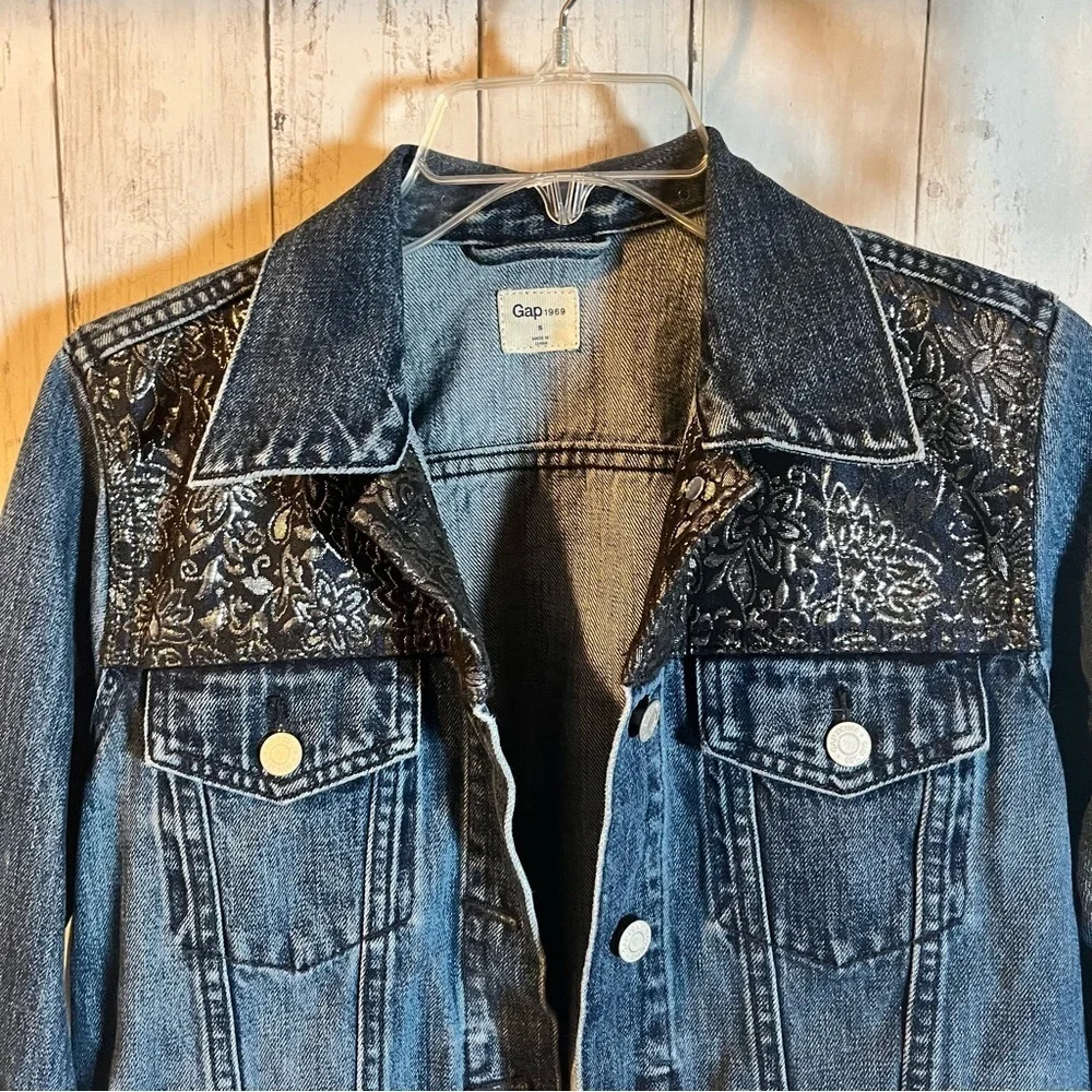 Gap 1969 women’s blue Jean jacket with black floral size small - Picture 5 of 8